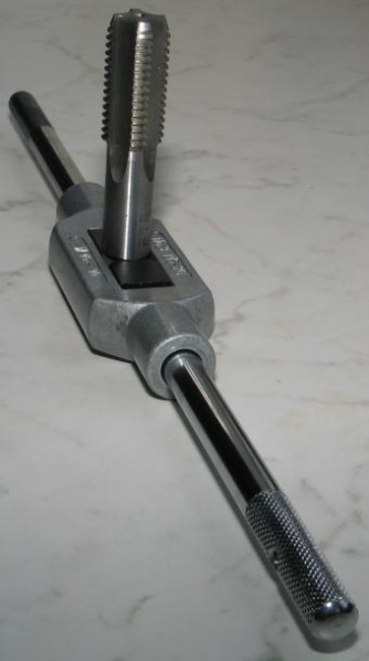 Datei:Gewindebohrer Innengewinde.jpg