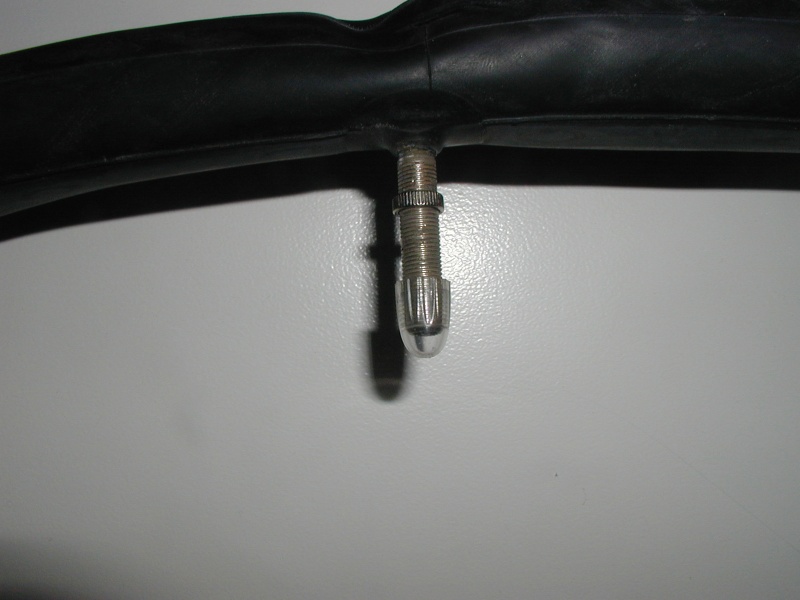 Datei:Schrader mit Ventilkappe.JPG