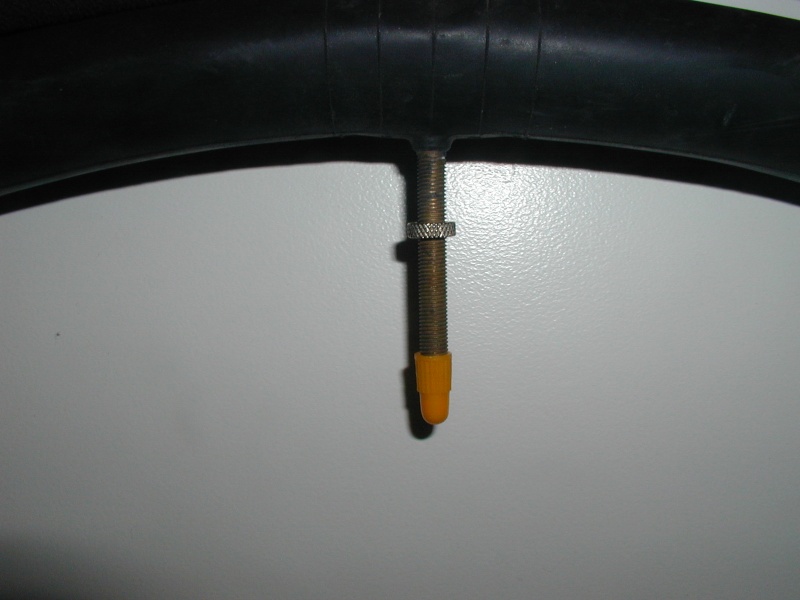 Datei:Presta mit Ventilkappe.JPG