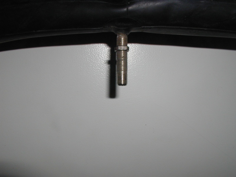 Datei:Schrader ohne Ventilkappe.JPG